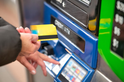 Приставы могут арестовать счет пенсии